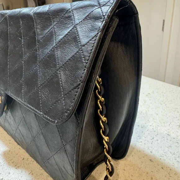 🛑 SOLD 🛑 Chanel Vintage Black Quilted Flap Shoulder Bag – Gold Chain Strap - Picture 4 of 17